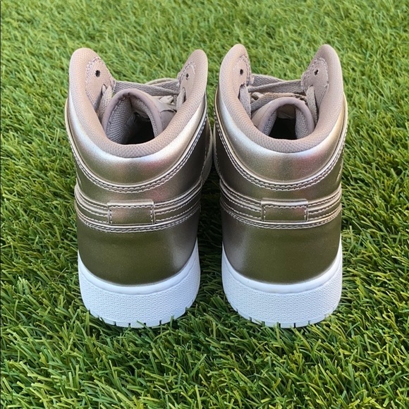 Air Jordan 1 Mid SE - Picture 3 of 5